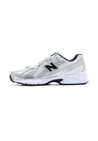 Chaussure de course blanche et argentée avec logo "N" noir, dessus en mesh, semelle rembourrée et accents noirs sur fond blanc.