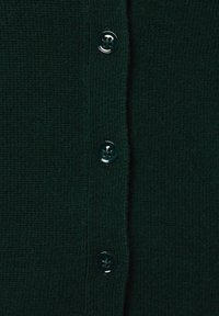 Ciemnozielony sweter robiony na drutach z pięcioma błyszczącymi guzikami z przodu, teksturowana tkanina i prosty design.