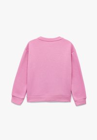 Roze sweatshirt met een ronde hals, lange mouwen en geribbelde manchetten. Glad materiaal, ontworpen voor een casual pasvorm. Achteraanzicht weergegeven.