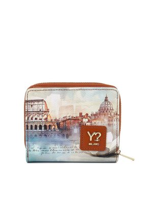 Portafoglio compatto con stampe di monumenti di Roma, tra cui il Colosseo e la Basilica di San Pietro, cerniera marrone e patch con logo "Y? Not Milano".