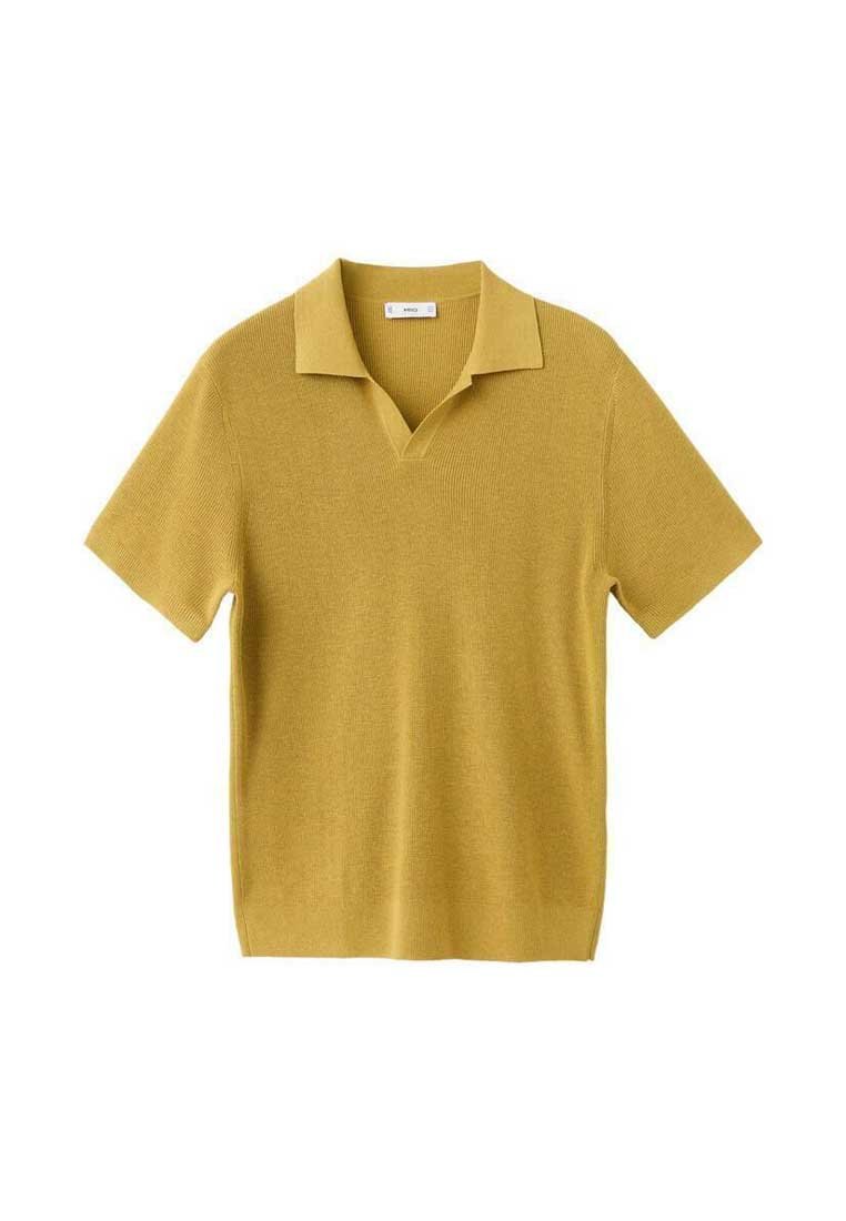 Kurzärmeliges Poloshirt in Senfgelb, hergestellt aus strukturiertem Stoff mit V-Ausschnitt und breitem Kragen, mit lockerer Passform und ohne sichtbare Muster.