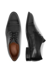 Czarne skórzane buty eleganckie z gładkim czubkiem, przeszyciami w kształcie otworów i teksturowanym bocznym panelem. Posiadają sznurowane zapięcie i stosowany obcas.