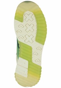 Grüne Sneakergsohle mit texturiertem Gummi, versehen mit einer Mischung aus weißen und hellgelben Akzenten, gemusterten Rillen und Logo-Details.