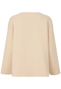 Jasno beżowy, oversize sweter z szerokim dekoltem, rękawami o długości trzech czwartych i gładką fakturą. Prosty, czysty design bez dodatkowych ozdób.