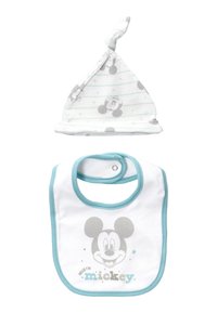 Bomullssmäkl och hattset; vitt med grått Mickey Mouse-mönster; hatten har knut på toppen; smäkl har blå kant och texten "Hej, jag är Mickey".