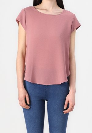 Chemise rose à manches courtes avec encolure bateau, fabriquée dans un tissu léger, dotée d'un ourlet légèrement arrondi et d'une coupe décontractée.