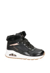 Sneaker nera alta con rivestimento in pelliccia sintetica, lacci a fantasia e suola chiara. Presenta dettagli metallici e logo.