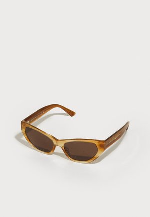 Braun getönte Sonnenbrille mit einem durchsichtigen, bernsteinfarbenen Rahmen. Auffällige kantige Form, schlanke braune Bügel und dezente Logo-Details.