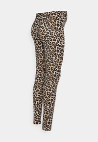 Leggings en imprimé léopard marron et noir, dotés d'un tissu flexible, d'une coupe ajustée et d'une taille élastique. Texture lisse sur l'ensemble.