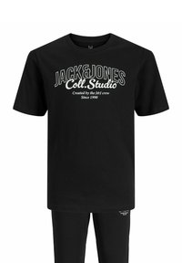 Crni pamukasti T-shirt s bijelim tekstom: "JACK&JONES Coll. Studio Kreirano od strane JeJ ekipe Od 1990." u napisanom, zakrivljenom fontu.