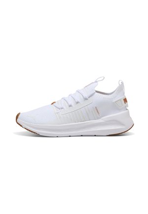 Zapatilla deportiva blanca con parte superior de punto, cierre con cordones, suela acolchada y acentos marrones en la punta y en la pestaña del talón, lateral marcado con "FUZIONFIT+".