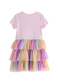 Ljusrosa kortärmad klänning med lager av tyllkjol i pastellfärgerna lila, gul och blå, med ett silverfärgat midjeband.