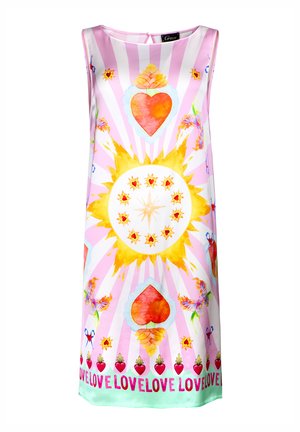 Ärmelloses Kleid aus buntem, seidig-leichter Stoff mit Motiven von Sonne, Herz und Schmetterling. Hauptsächlich pink mit gelben, roten und grünen Akzenten.