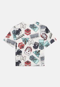 Kurzärmliges, weißes T-Shirt im Minecraft-Thema mit pixelierten Designs von Charakteren und Blöcken in verschiedenen Farben. Aus Baumwollmaterial.