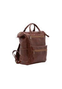 Zaino in pelle marrone con doppi manici superiori, tracolla regolabile, tasche frontali con zip e dettagli di cucitura a contrasto.