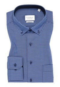 Camicia a quadretti blu con vestibilità moderna, caratterizzata da un colletto con bottoni, un colletto interno a contrasto e un polsino con un bottone.
