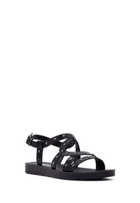 Zwarte leren sandalen met meerdere banden en zilveren metalen studs, uitgerust met een verstelbare enkelgesp en een platte, gestructureerde zool.