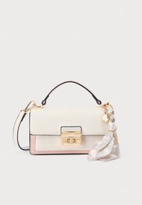Petit sac à main en matière synthétique crème et rose, avec une boucle dorée, une poignée courte et un détail d'écharpe décorative.