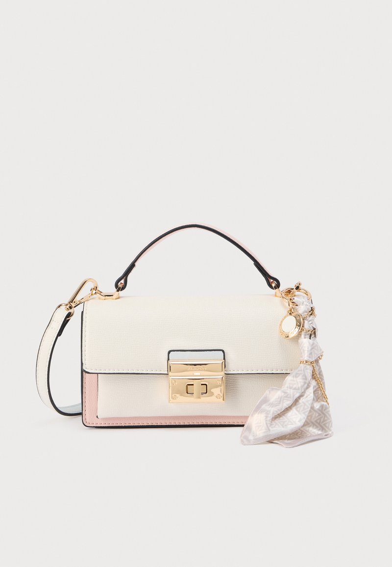 Petit sac à main en matière synthétique crème et rose, avec une boucle dorée, une poignée courte et un détail d'écharpe décorative.