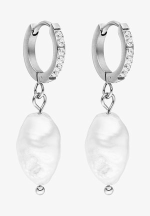 Silberne Tropfohrringe mit einer Perle, die an einem zarten Ring hängen. Das Modell trägt eine hellfarbige Bluse und zeigt einen natürlichen Schimmer.