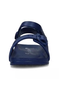 Sandalo blu navy con cinturino regolabile, suola piatta e suola interna testurizzata. Presenta dettagli con fibbia e design open-toe. Realizzato in materiale sintetico.