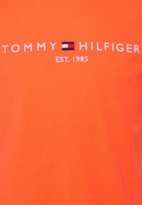 Tommy Hilfiger TOMMY LOGO TEE - T-shirt estampada - hawaiian coral