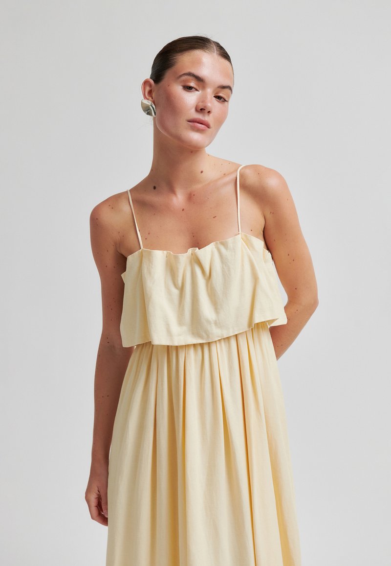 beige dress on pale skin How to choose a dress for your skin color?