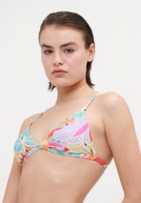 Bikini w trójkątnym kroju w wielokolorowy kwiatowy wzór z cienkimi ramiączkami, zawierający odcienie różu, pomarańczy i zieleni. Gładka faktura materiału.