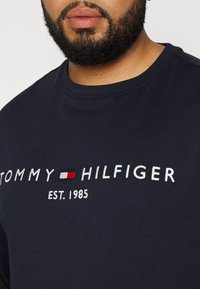 Tommy Hilfiger LOGO - Camisola - desert sky