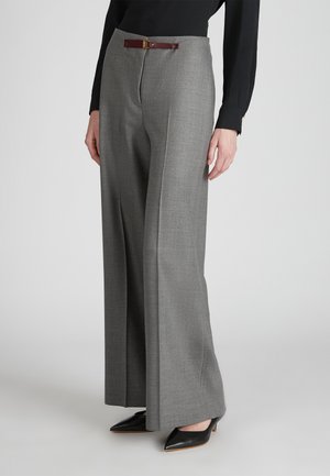 Szare szerokie spodnie o teksturowanej tkaninie, wysoki stan i brązowy pasek. W połączeniu z czarnymi szpilkami, prezentując elegancki wygląd.