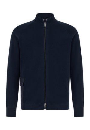 Chaqueta azul marino con cremallera y cuello alto, confeccionada con una tela suave. Presenta mangas ranglán, un bolsillo lateral y puños acanalados.