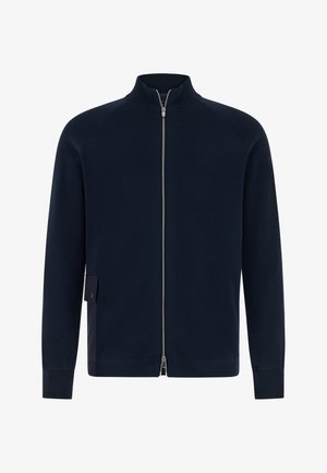 Chaqueta azul marino con cremallera y cuello alto, confeccionada con una tela suave. Presenta mangas ranglán, un bolsillo lateral y puños acanalados.