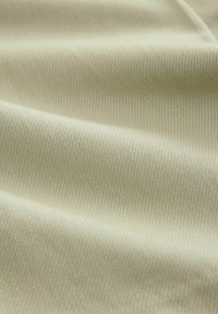 Svijetlosmeđi materijal s glatkom, tkanom teksturom i suptilnim dijagonalnim uzorkom, prikazujući meke, savitljive nabore i uniformnu boju.