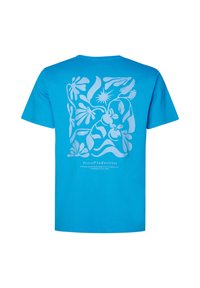Modrá bavlněná tričko s velkým světle modrým květinovým vzorem na zadní straně a se značkovým textem na spodní části. Standardní styl s kulatým výstřihem.