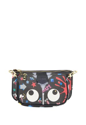 Piccola borsa nera con zip, grandi occhi da cartone animato bianchi, forme astratte colorate e fermagli in metallo dorato su sfondo bianco.