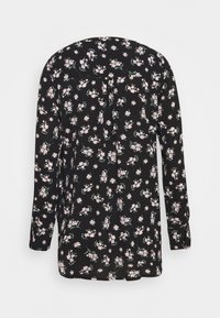 Blouse noire à manches longues avec petit motif floral rose clair et détail plissé sur le yoke du dos.