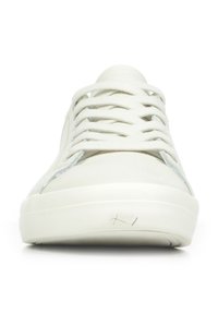 Sneaker blanche avec une tige en cuir lisse, bout rond et lacets larges. Présente des accents bleu clair sur les côtés et une semelle en caoutchouc.