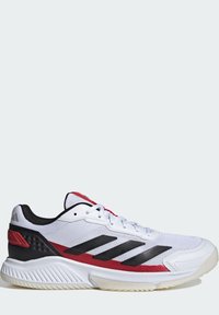 Chaussure de sport blanche avec des accents noirs et rouges, tige en mesh texturée, trois bandes noires, et une semelle en caoutchouc présentant un motif rainuré.
