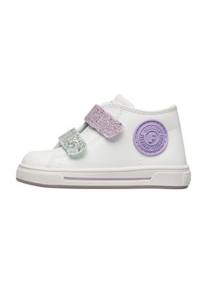 Scarpa da ginnastica bianca per bambini con cinturini in velcro rosa glitterato e verde e un logo circolare viola sul lato.