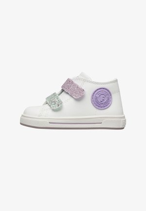 Scarpa da ginnastica bianca per bambini con cinturini in velcro rosa glitterato e verde e un logo circolare viola sul lato.