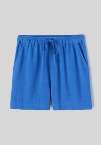 Shorts en lin bleu avec une taille élastique, un cordon de serrage et des poches latérales ; texture douce et coupe décontractée.