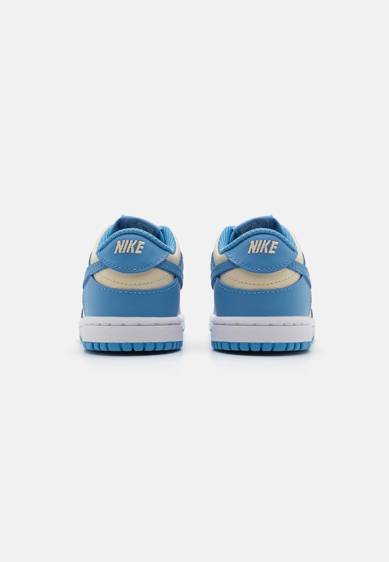 Blauwe Nike sneakers met een gladde leren bovenkant, crème accenten en witte tussenzolen. Kenmerkt zich door stikseldetails en een gewatteerde kraag.