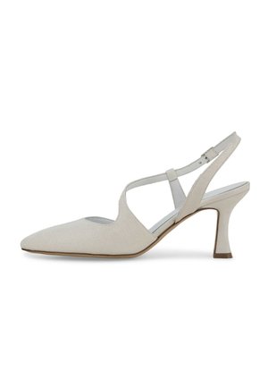 Tacco slingback bianco appuntito con tacco curvo di media altezza e design con cinturino a T, con una piccola fibbia di chiusura sul lato.