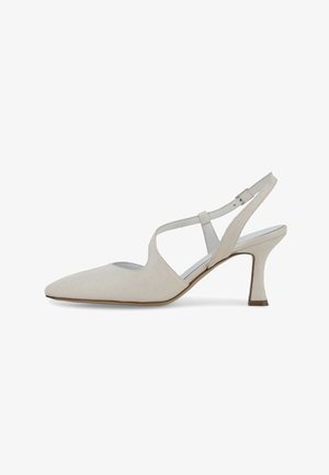 Tacco slingback bianco appuntito con tacco curvo di media altezza e design con cinturino a T, con una piccola fibbia di chiusura sul lato.