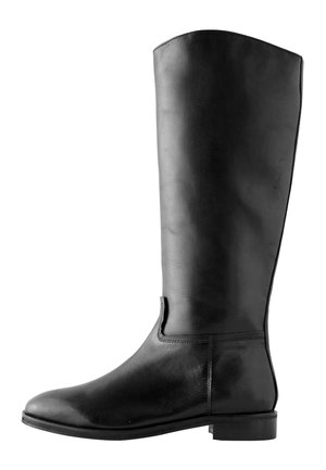 Čierna kožená čižma po kolená s nízkym podpätkom, zaoblenou špičkou a hladkým povrchom, zobrazená z pravej strany na bielom pozadí.