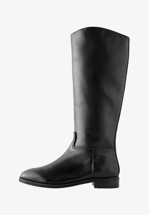 Must nahast põlveni ulatuv saabas madala kontsaga, ümmarguse varbaga ja siledapinnaline, nähtav paremalt küljelt valgel taustal.