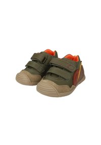 Scarpe di stoffa verdi con dettagli arancioni, cinturini in Velcro e suole in gomma. Punta arrotondata e dettagli in suede texturizzato sui lati.