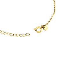 Collar de cadena de metal dorado con eslabones en forma de corazón y cierre de langosta con un detalle de charm redondo. Textura suave, acabado brillante.