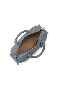 Borsa a tracolla in pelle grigia con chiusura a zip, due manici e un'esterno liscio. L'interno è in tessuto color beige senza scomparti visibili.