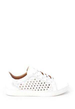 SIGNATURE LEATHER WEAVE LACE-UP TRAINERS - Sporta apavi - white